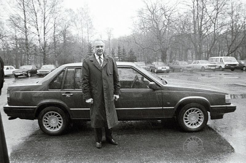 Arnold Rüütel kingitud Volvo juures 08.04.1992 Foto: Erik Prozes